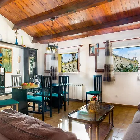 Villa Sleeps 8 With Pool And Wifi