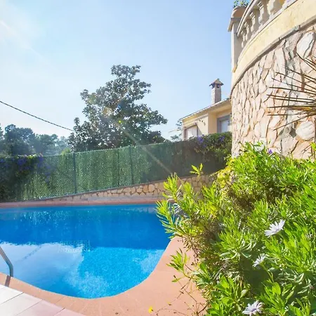 Villa Sleeps 8 With Pool And Wifi *