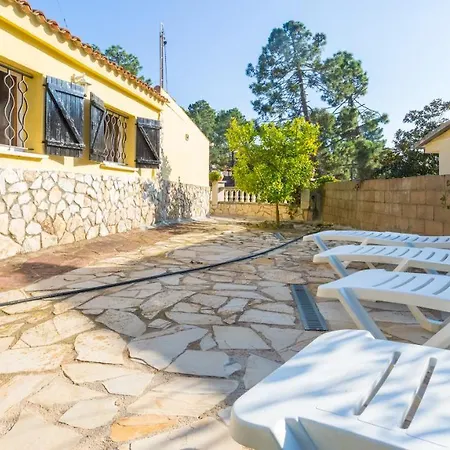 Villa Sleeps 8 With Pool And Wifi *